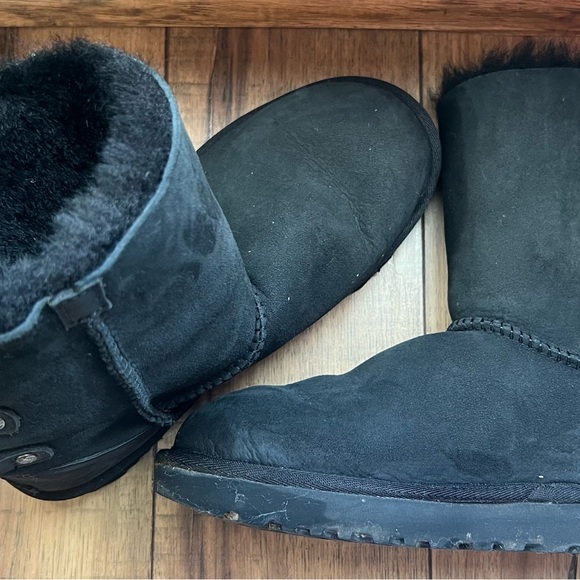 Women’s black bow tie Uggs size 7 - Picture 3 of 5